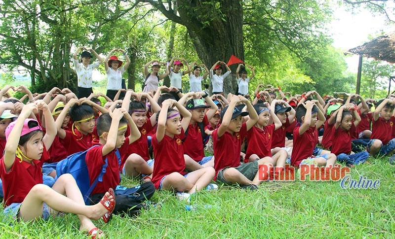 120 học sinh, giáo viên dã ngoại về nguồn 120 học sinh, giáo viên dã ngoại về nguồn