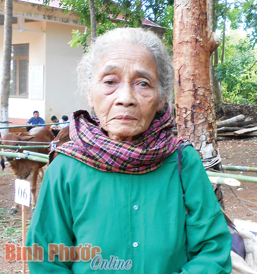 Bà Thị Bai: Bộ đội biên phòng luôn giúp đỡ gia đình tôi Bà Thị Bai: Bộ đội biên phòng luôn giúp đỡ gia đình tôi