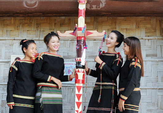 Lễ rước cây nêu cầu an người Ê đê