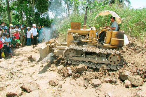 Vụ mặt ruộng đột nhiên nhô cao 1,8 m: Thủ phạm là lò gạch Vụ mặt ruộng đột nhiên nhô cao 1,8 m: Thủ phạm là lò gạch
