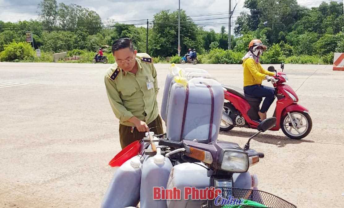 Đội quản lý thị trường số 4 tịch thu 330 lít dầu ăn bẩn Đội quản lý thị trường số 4 tịch thu 330 lít dầu ăn bẩn