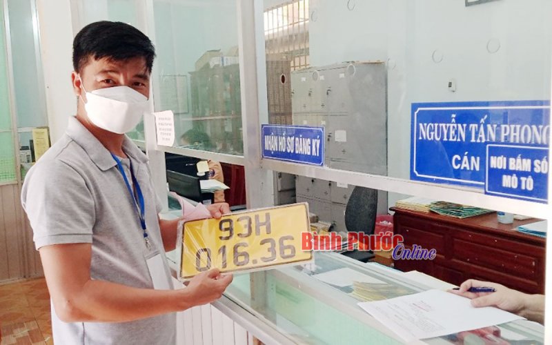 Đẩy nhanh tiến độ đổi biển số xe dịch vụ