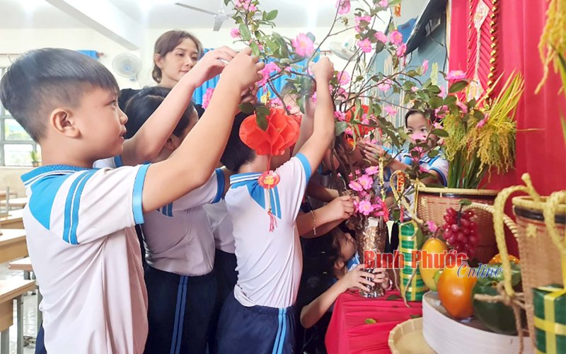 Dạy trẻ yêu tết Việt