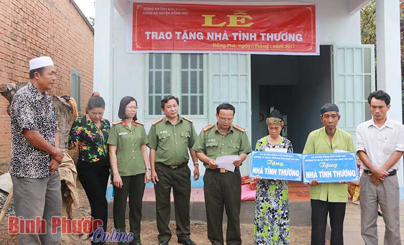 2 hộ đồng bào Chăm ở ấp Tân Phú được trao nhà tình thương 2 hộ đồng bào Chăm ở ấp Tân Phú được trao nhà tình thương