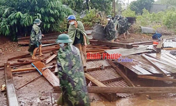 Đại đội 10 giúp dân khắc phục hậu quả thiên tai Đại đội 10 giúp dân khắc phục hậu quả thiên tai