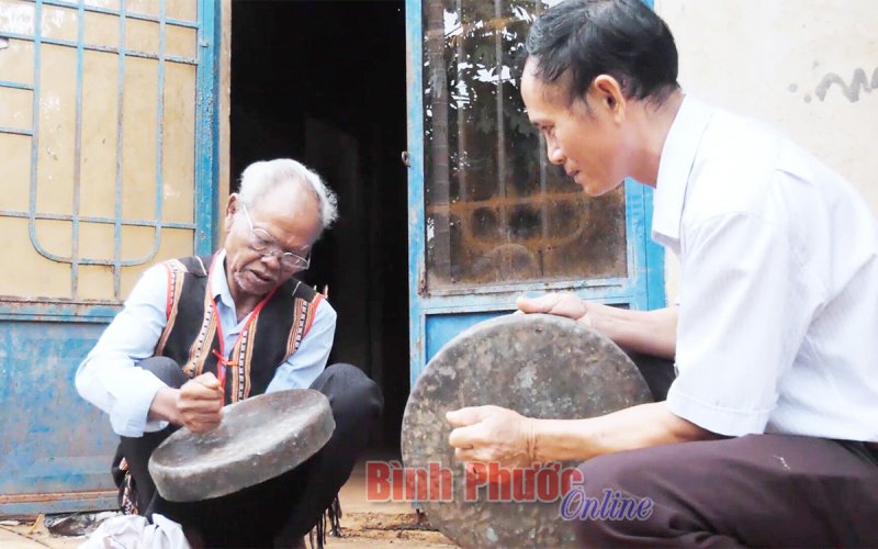 Để cồng chiêng mãi ngân vang Để cồng chiêng mãi ngân vang