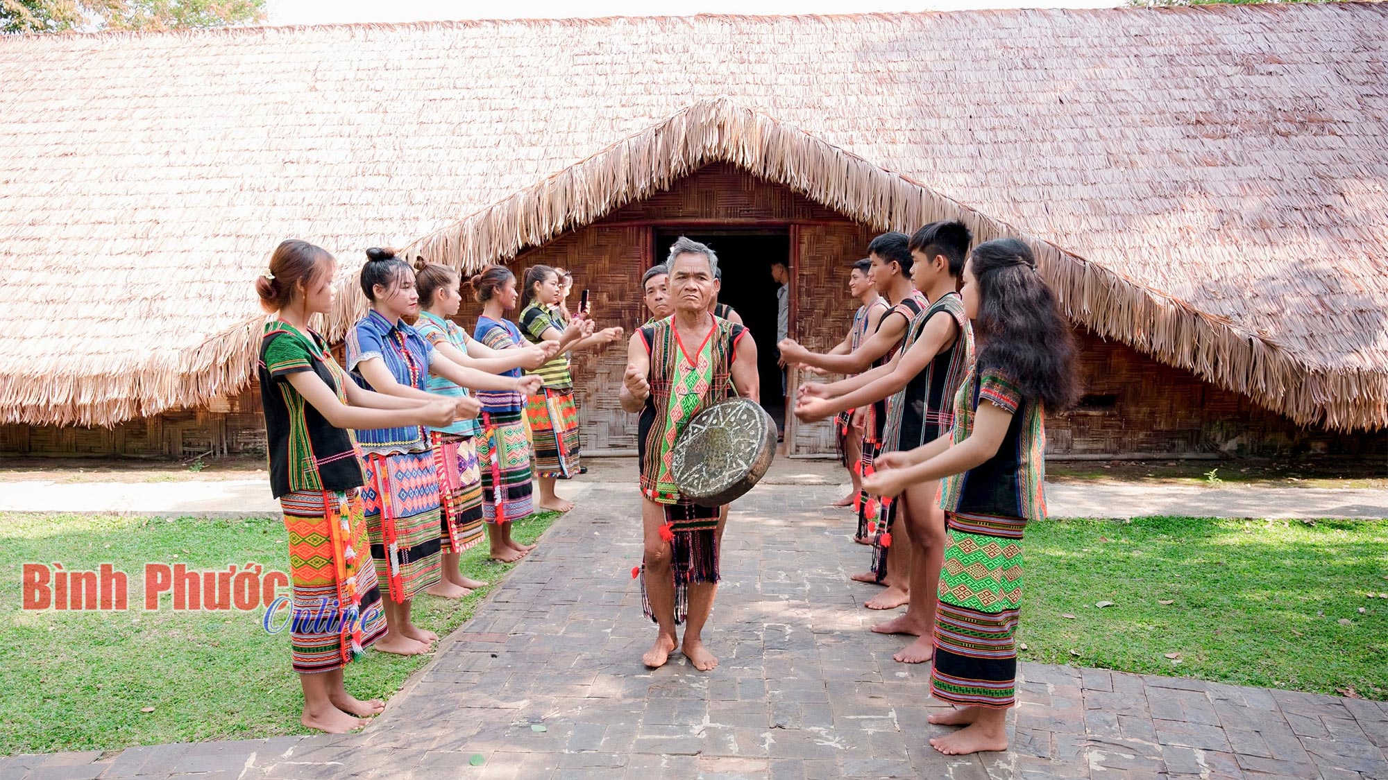 Để cồng chiêng vang mãi