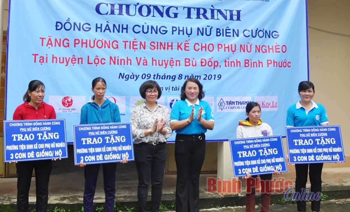 Tặng 27 dê giống cho phụ nữ vùng biên Tặng 27 dê giống cho phụ nữ vùng biên