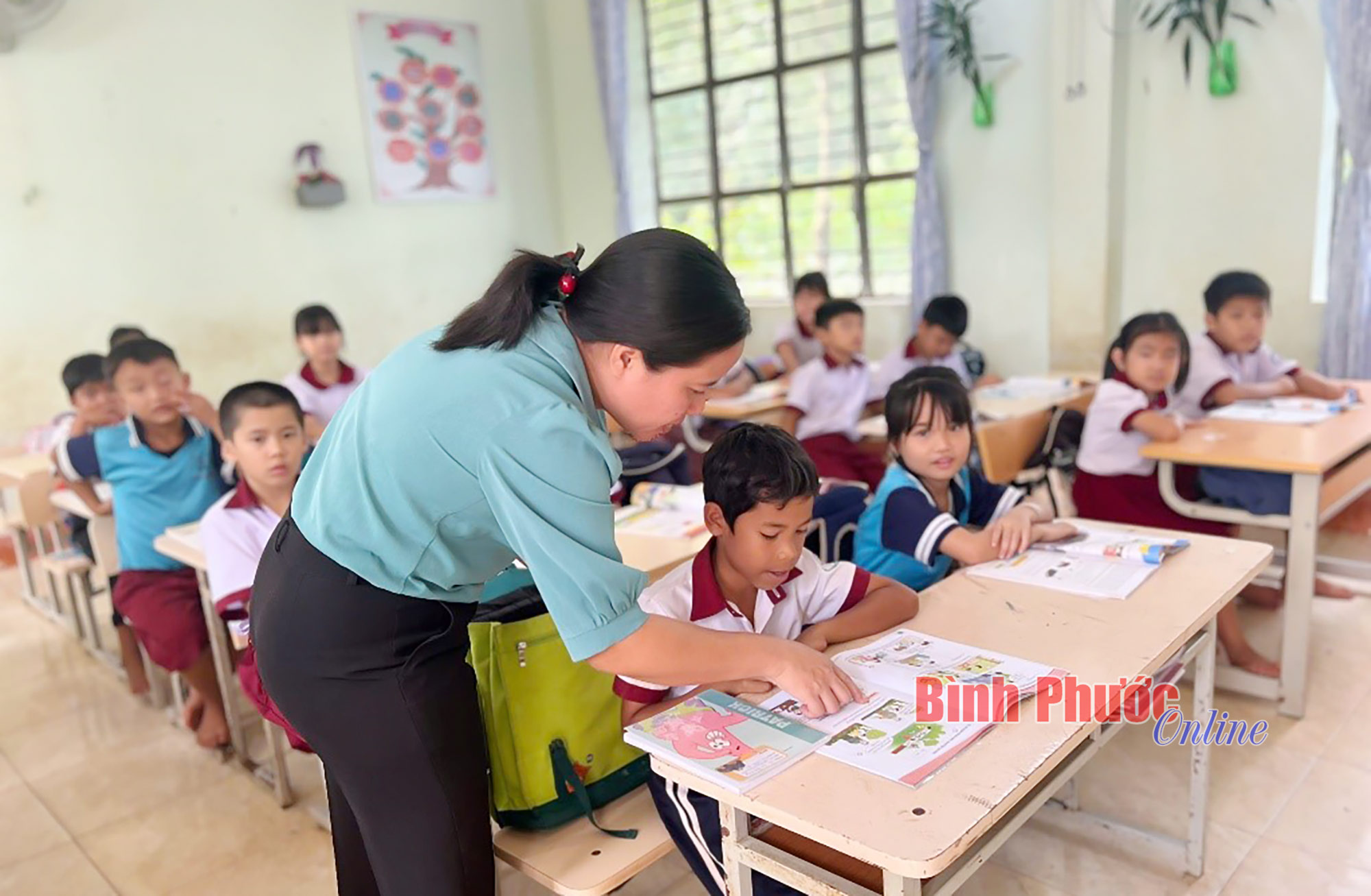 Đến trường bằng đôi chân của mẹ Đến trường bằng đôi chân của mẹ
