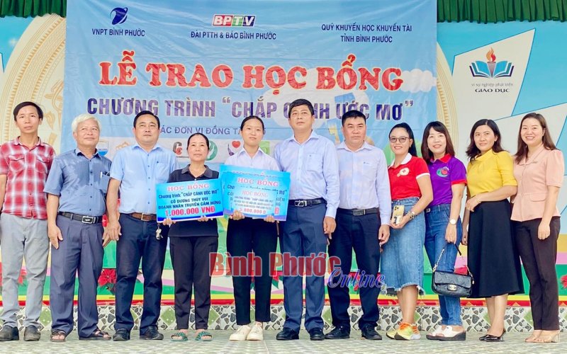 Đến trường giữa những yêu thương Đến trường giữa những yêu thương