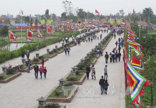 Du khách đổ về đền Trần Thái Bình dâng hương Du khách đổ về đền Trần Thái Bình dâng hương