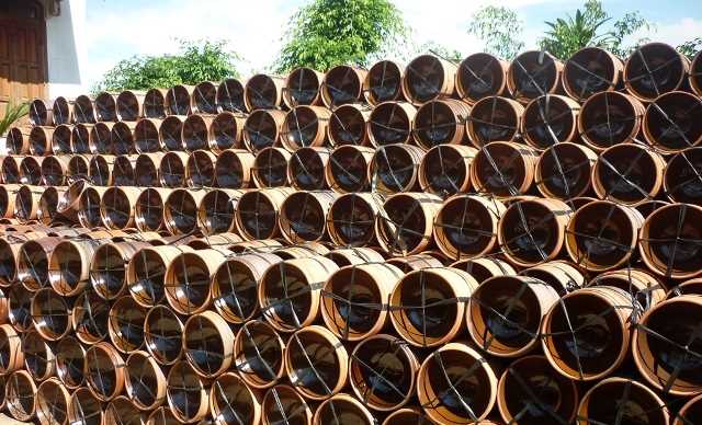 Giá chén hứng mủ cao su tăng đột biến Giá chén hứng mủ cao su tăng đột biến