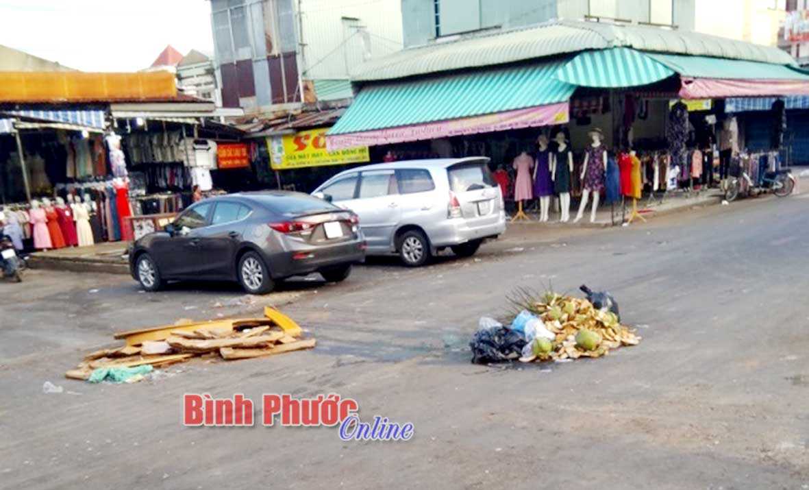 Rác giữa đường