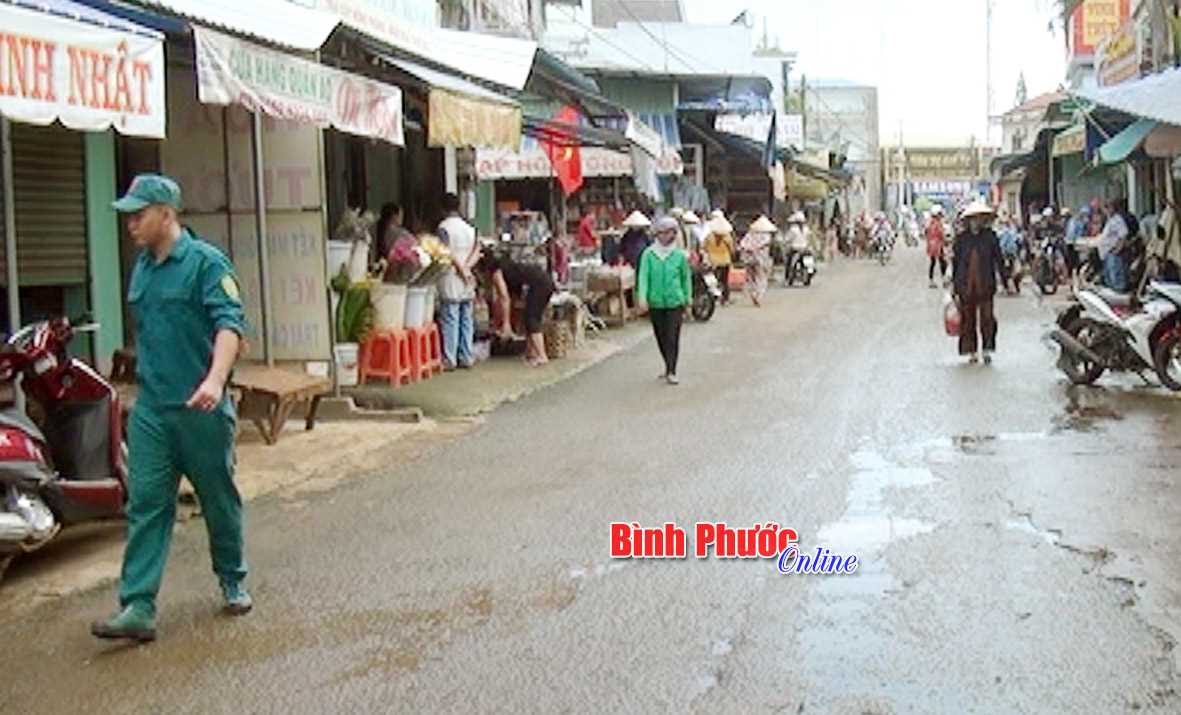 Thị trấn Đức Phong ra quân dọn dẹp trả lại lòng lề đường Thị trấn Đức Phong ra quân dọn dẹp trả lại lòng lề đường