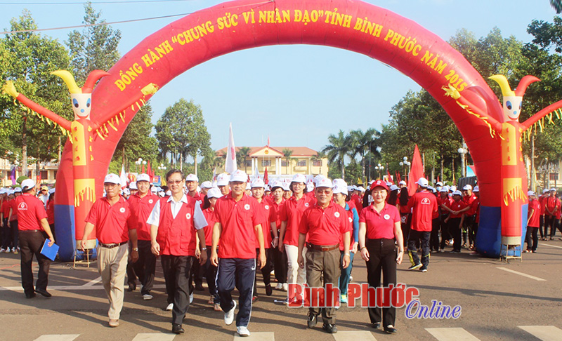 2.000 người đi bộ “Chung sức vì nhân đạo” 2.000 người đi bộ “Chung sức vì nhân đạo”