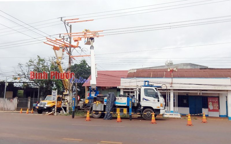 Điện lực Bình Phước nỗ lực giảm thiểu thời gian mất điện Điện lực Bình Phước nỗ lực giảm thiểu thời gian mất điện