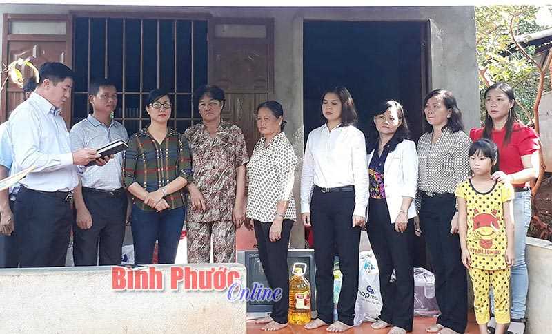 Điện lực Bình Phước trao tặng nhà tình thương