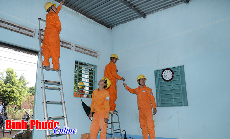 Điện lực Bình Long “Mang ánh sáng đến hộ nghèo” Điện lực Bình Long “Mang ánh sáng đến hộ nghèo”