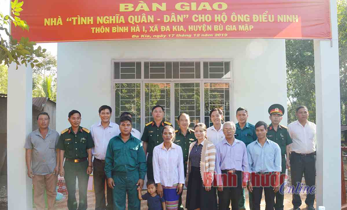 Tặng “Nhà tình nghĩa quân - dân” cho gia đình ông Điểu Ninh Tặng “Nhà tình nghĩa quân - dân” cho gia đình ông Điểu Ninh