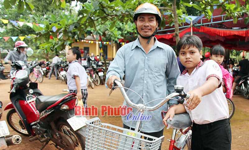 Em Điểu Tâm vui vì được tặng xe đạp mới Em Điểu Tâm vui vì được tặng xe đạp mới
