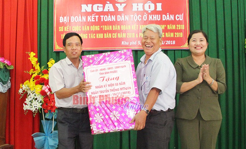 Ngày hội đại đoàn kết ở khu phố Phú Hưng và khu phố 5