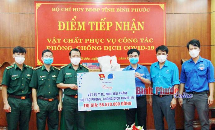 Tỉnh đoàn tặng quà hỗ trợ phòng, chống Covid-19