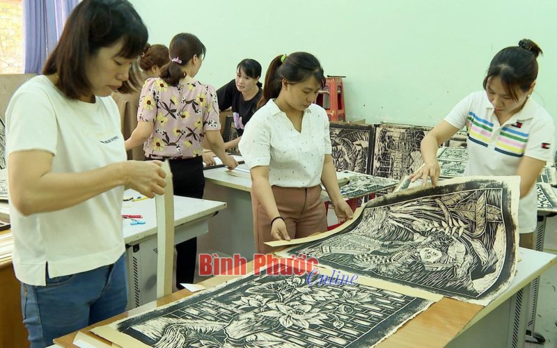 Độc đáo nghệ thuật tranh khắc gỗ