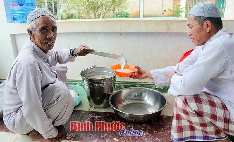 Độc đáo tháng nhịn chay Ramadan của đồng bào Chăm Độc đáo tháng nhịn chay Ramadan của đồng bào Chăm