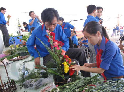 Liên hoan “Thắm khăn hồng phụ trách đội” Liên hoan “Thắm khăn hồng phụ trách đội”