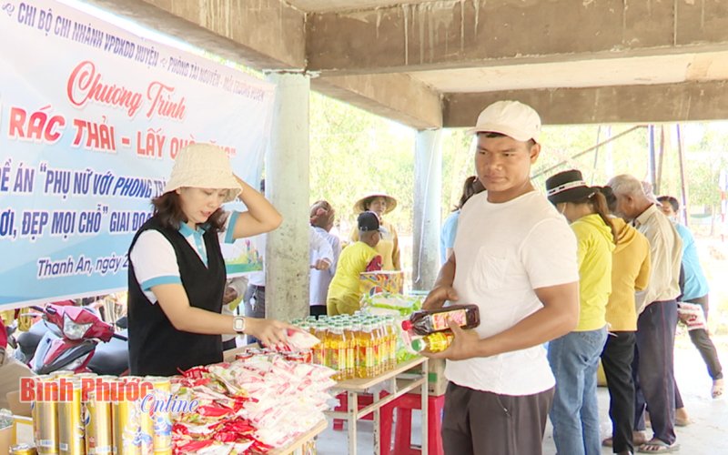 Đổi rác thải - lấy quà tặng