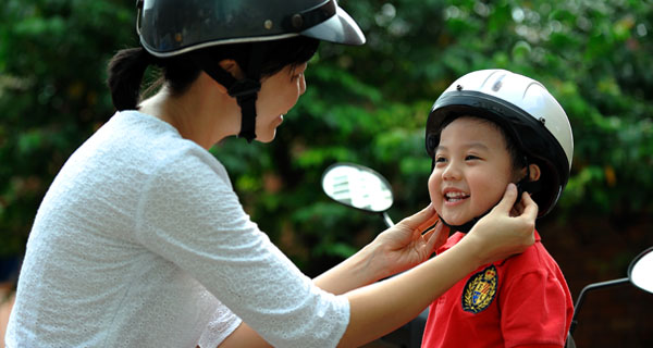 Đội mũ bảo hiểm cho con: Cha mẹ không nên thờ ơ