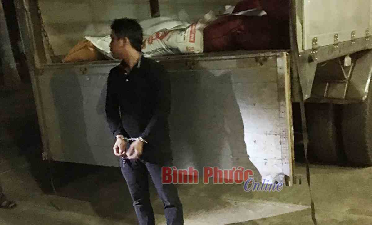 Pháo lậu ngụy trang trong xe tải chở cám, gạo