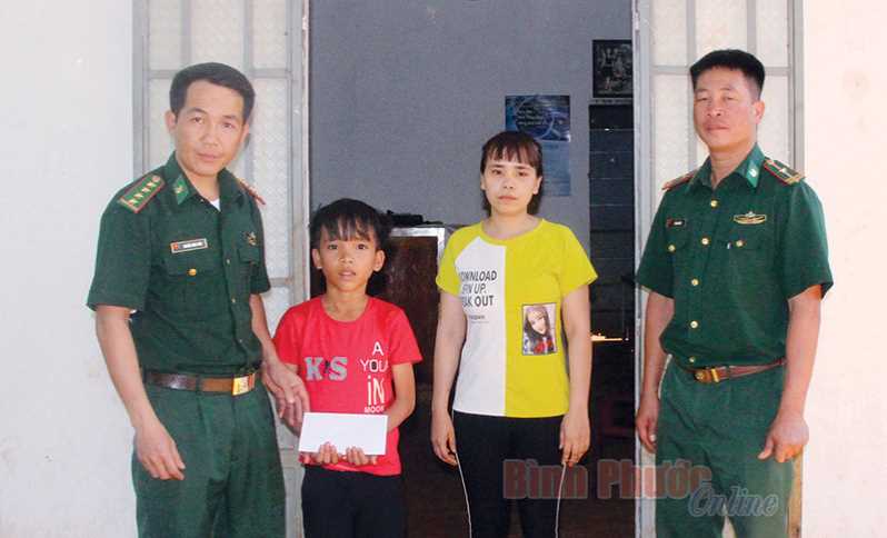 Đồn biên phòng Bù Gia Mập đỡ đầu 3 học sinh DTTS nghèo Đồn biên phòng Bù Gia Mập đỡ đầu 3 học sinh DTTS nghèo