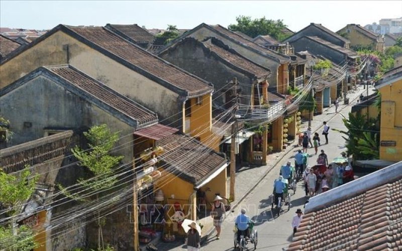Đông đảo du khách 'xông đất' phố cổ Hội An
