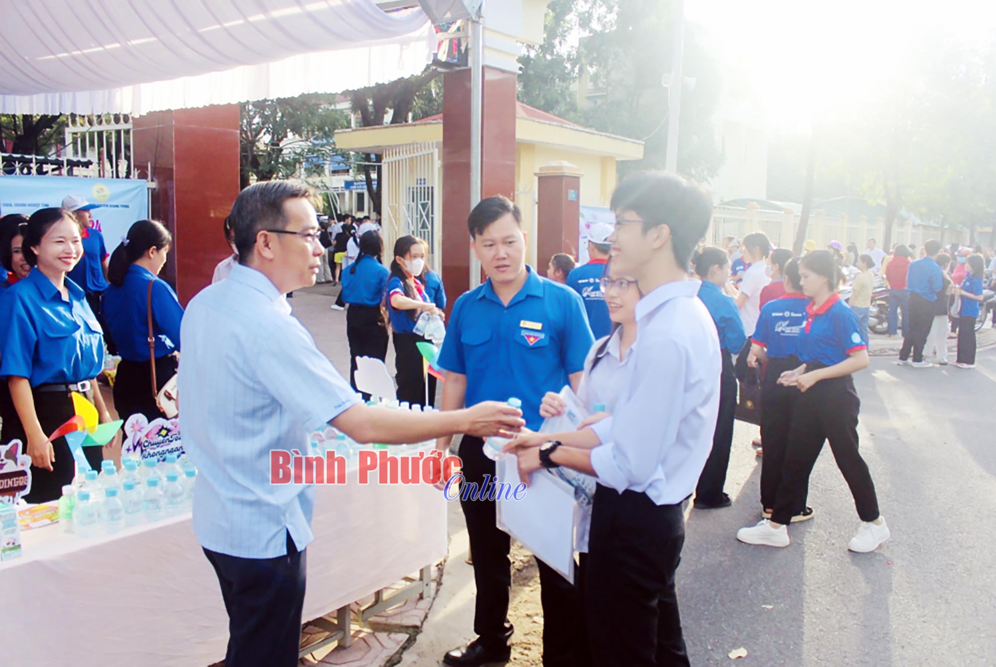 Đồng hành cùng thí sinh vượt 'vũ môn'
