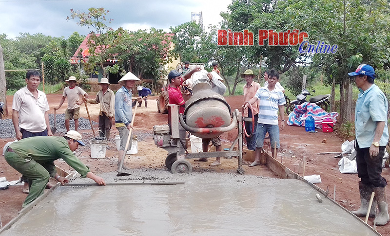 Đồng bào S’tiêng thôn 7, xã Đoàn Kết làm đường nông thôn mới