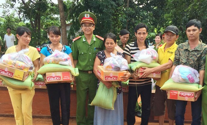 85 phần quà tặng đồng bào dân tộc thiểu số, hộ nghèo xã Long Giang