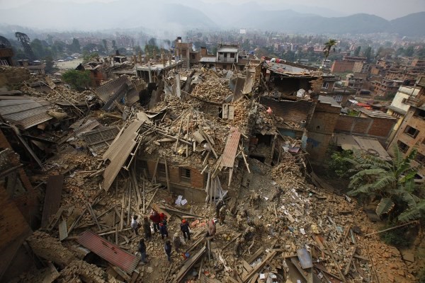 Du khách tuyệt vọng tìm đường chạy khỏi vùng động đất Nepal Du khách tuyệt vọng tìm đường chạy khỏi vùng động đất Nepal