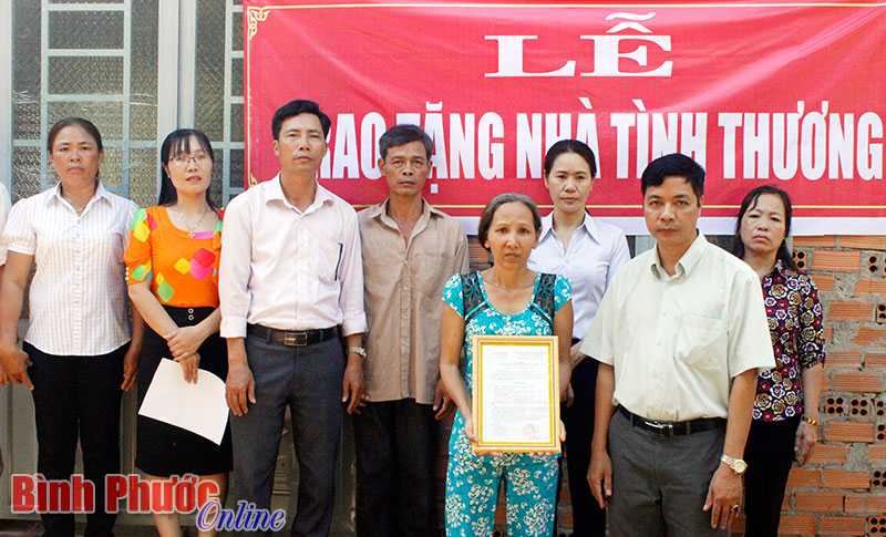 Đồng Phú tặng 2 căn nhà cho hộ nghèo và đoàn viên công đoàn