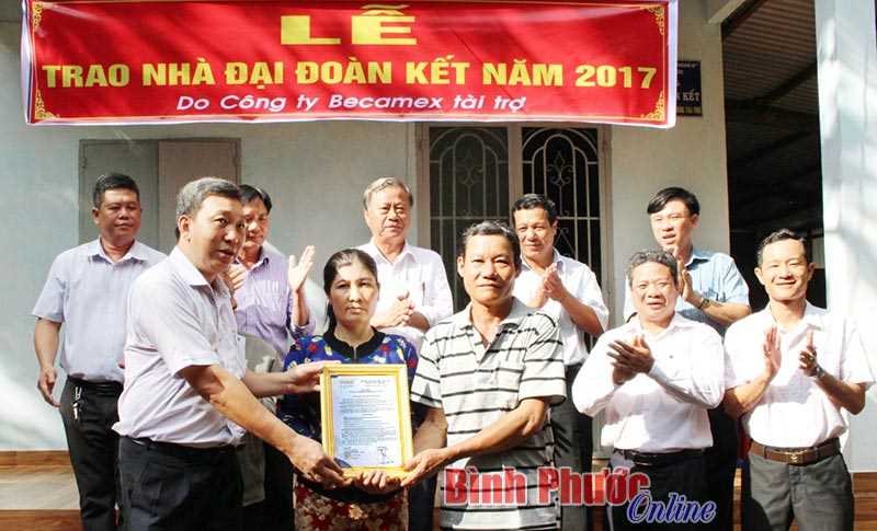 Đồng Phú bàn giao 10 nhà đại đoàn kết cho hộ nghèo Đồng Phú bàn giao 10 nhà đại đoàn kết cho hộ nghèo