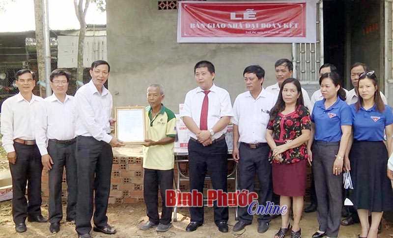 ĐỒNG XOÀI: Bàn giao nhà đại đoàn kết cho 1 hộ khó khăn