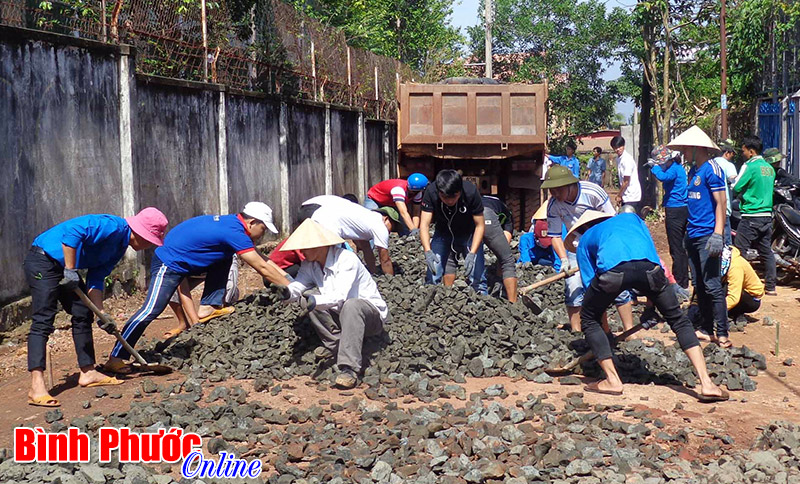 Nhân dân đóng góp 1,557 tỷ đồng làm đường nông thôn