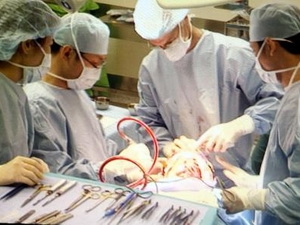 Lấy đồng xu mắc trong thực quản bé trai hơn 1 năm Lấy đồng xu mắc trong thực quản bé trai hơn 1 năm