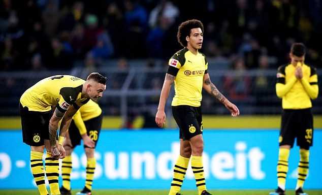 Bundesliga: Dortmund rơi chiến thắng khó tin, Bayern chưa lên tốp 2