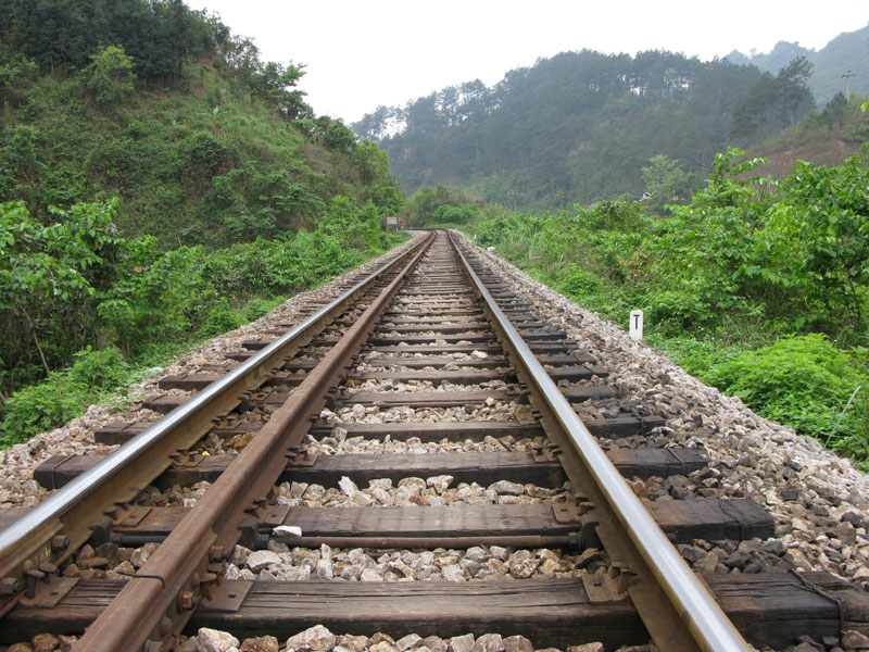 Nằm trên đường ray, 2 thanh niên bị tàu hỏa cán chết Nằm trên đường ray, 2 thanh niên bị tàu hỏa cán chết
