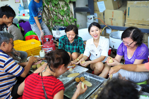 Văn Mai Hương học làm bánh Trung thu