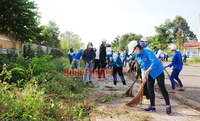 Đoàn trường THPT Dân tộc nội trú làm sạch lề đường Đoàn trường THPT Dân tộc nội trú làm sạch lề đường