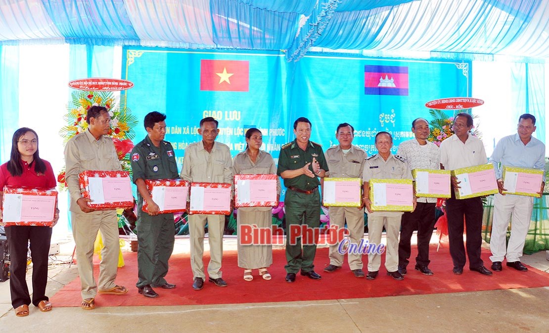 Giao lưu nhân dân biên giới Việt Nam - Campuchia Giao lưu nhân dân biên giới Việt Nam - Campuchia