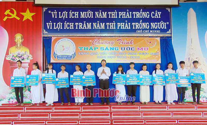 Không để học sinh bỏ học vì khó khăn Không để học sinh bỏ học vì khó khăn