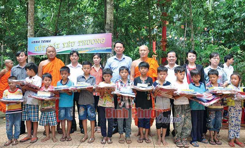 Thăm và tặng quà 82 hội đồng già làng Thăm và tặng quà 82 hội đồng già làng